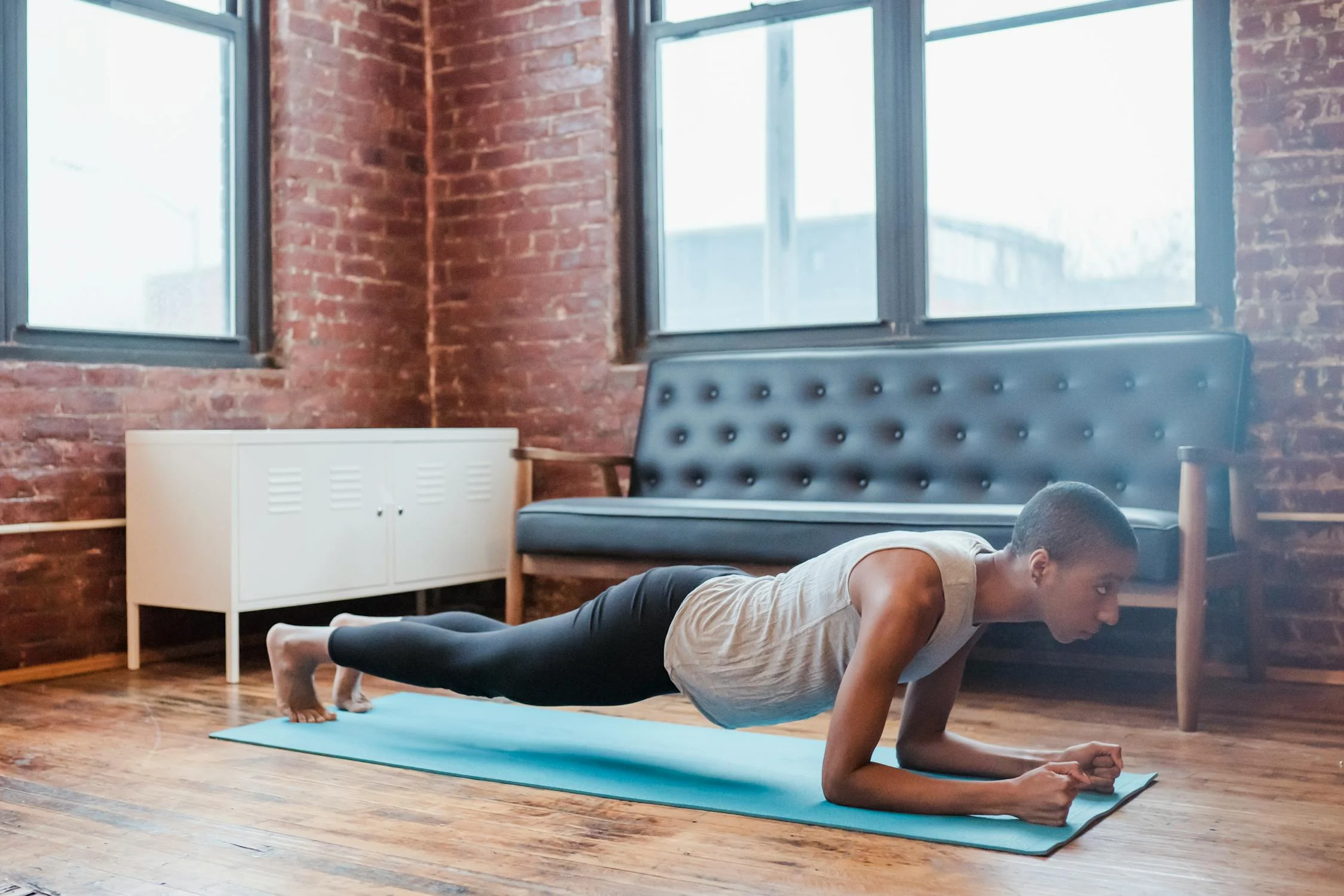 Melakukan plank di rumah untuk workout