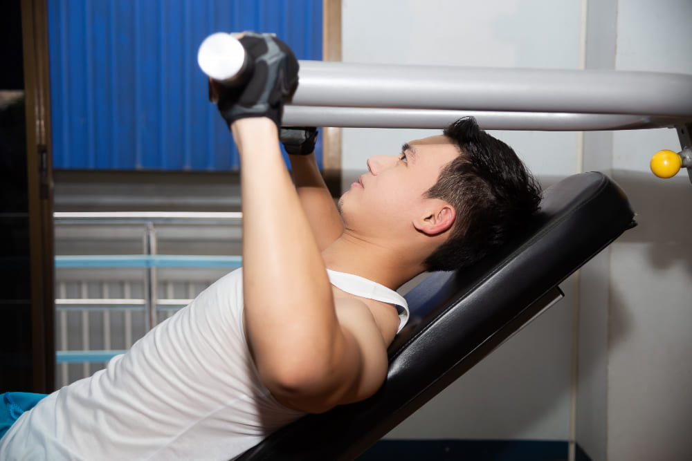 Chest Press: Pengertian, Jenis Alat, dan Manfaatnya bagi Tubuh