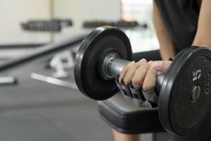 7 Alat Gym Tangan yang Berfungsi Baik untuk Latihan Olahraga