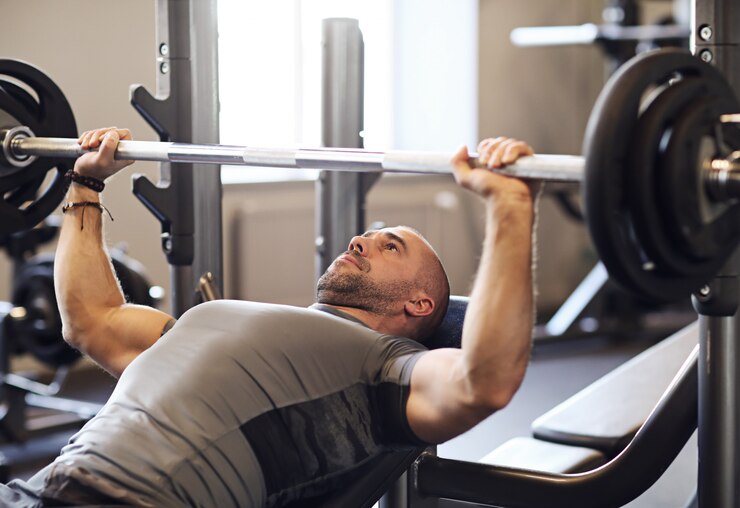 Apa Itu Bench Press? Manfaat, Cara Melakukan, dan Variasi Latihan