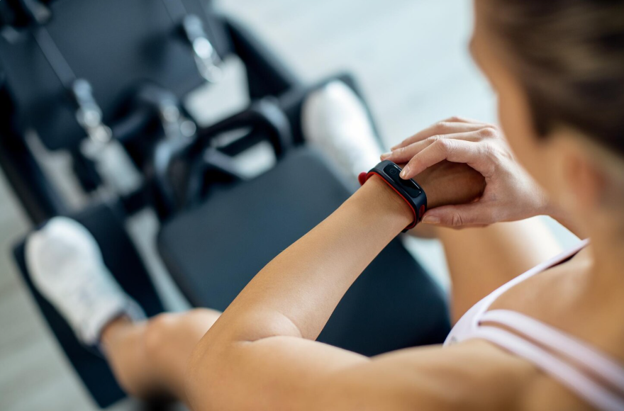 Tren Smartwatch Fitness 2026